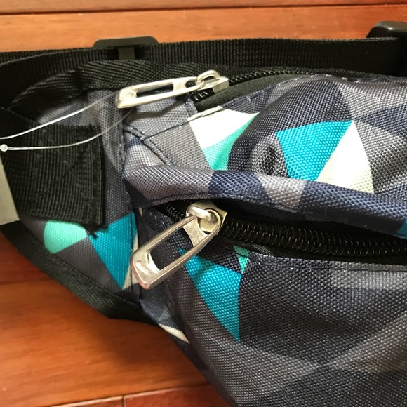 BNWT Nike Waist Bag Fanny Pack Hiking, Biking more - Picture 2 of 2